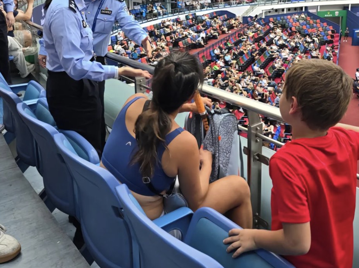 熊猫娱乐网站 -今晨体能课后，莱比锡防线松动备战德国杯，赛场秩序良好，年轻球员得到机会(师生足球赛新闻稿)